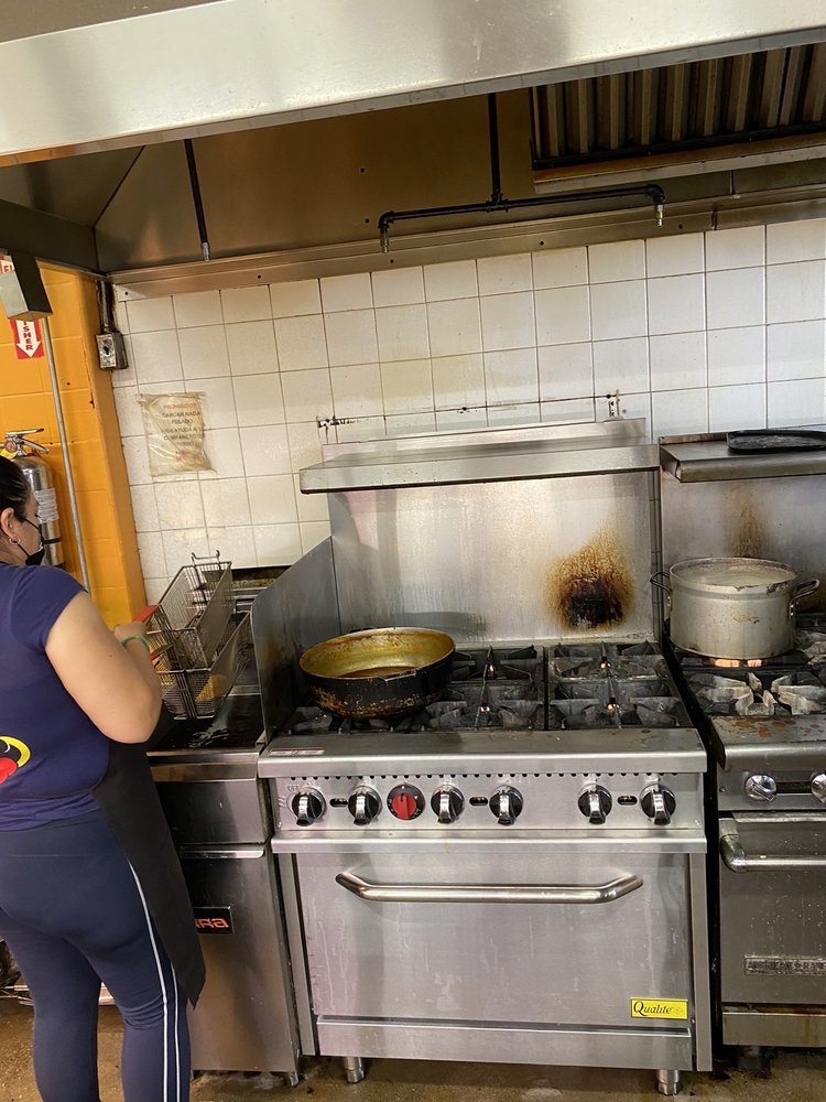 El Nuevo Mundo Market, Bakery & Cafe