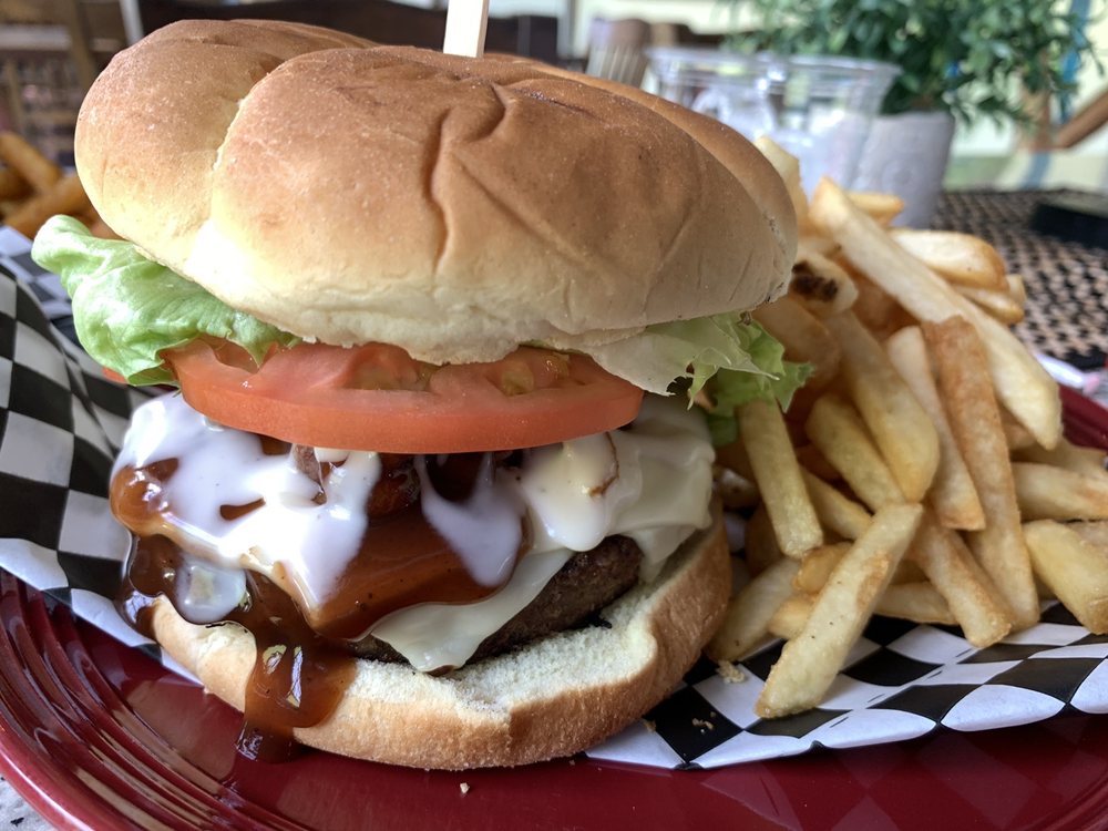 El Puente Bar & Grill