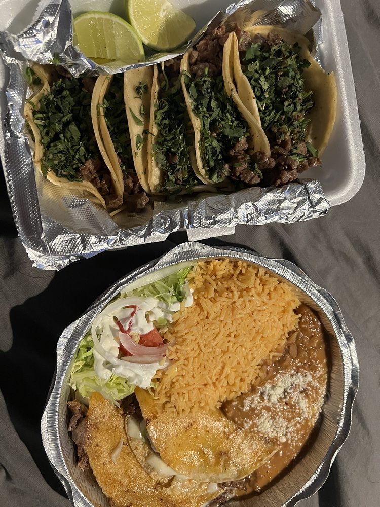 El Toro Tienda Y Taquería