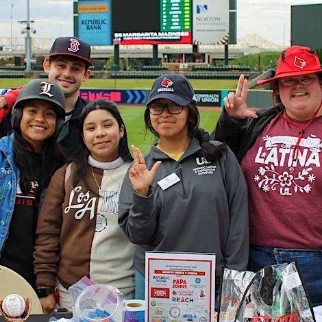 Noche de Familia y Amigos at Baseball
