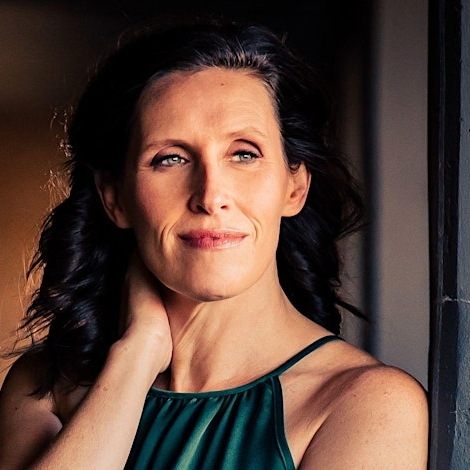 IOWA CITY: Singer-Songwriter Edie Carey In Concert @ The Revauxs